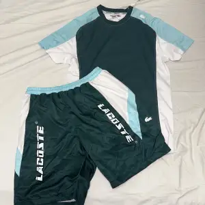 Fin lacoste short set perfekt till sommaren, 10/10 skick aldrig använd på grund av fel storlek. Pris 1399 och de går att sänkas, storlek L