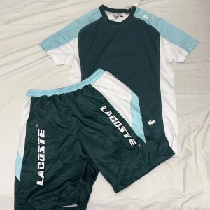 Lacoste short set - Fin lacoste short set perfekt till sommaren, 10/10 skick aldrig använd på grund av fel storlek. Pris 800 och de går att sänkas, storlek L