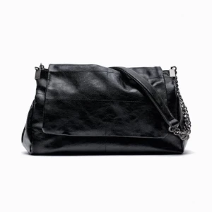 Handväska - Väska från zara, passar till allt, köpte för 400💕