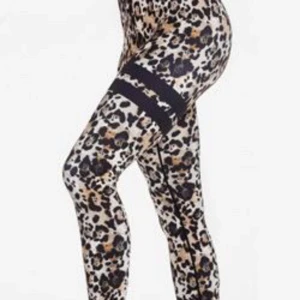 Stronger träningsbyxor  - Ett par stronger träningsbyxor, leopard, nästan aldrig använda, köpta för ca 800 Skriv vid intresse och fler bilder💛🤍🖤priset kan sänkas  