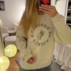 Tjocktröja - Beige tjocktröja från Gina Tricot i stl L, men passar mig som vanligtvis brukar ha S