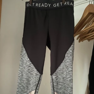 Träningsbyxor  - Säljer dessa tränings tights i storlek 134/140 från hm. Använt mycket, texten har börjat försvunnit på vissa ställen.