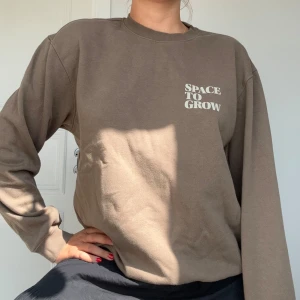 College-tröja - College-tröja, relaxed fit från H&M med tryck fram och bak.  Stl M ❣️ Använd men i gott skick!