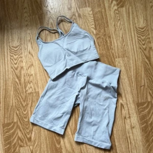 SETT ICIW - Aldrig använt då det är för litet men ryckte lapparna för fort. Ribbed define seamless kollektionen. Babyblå färg i verkligheten. Inlägg i sport-bh-n! 