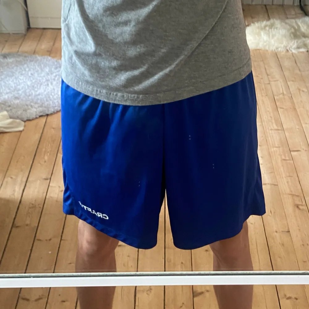 Blåa träningsshorts i storleken M, perfekt till all möjlig träning.  Modellen: 185 cm  Pris kan diskuteras vid snabb affär🤩. Shorts.