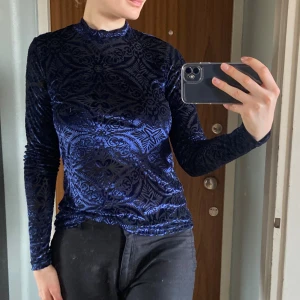 Tröja - Jättefin blå tröja :) osäker på storlek men jag har S/M