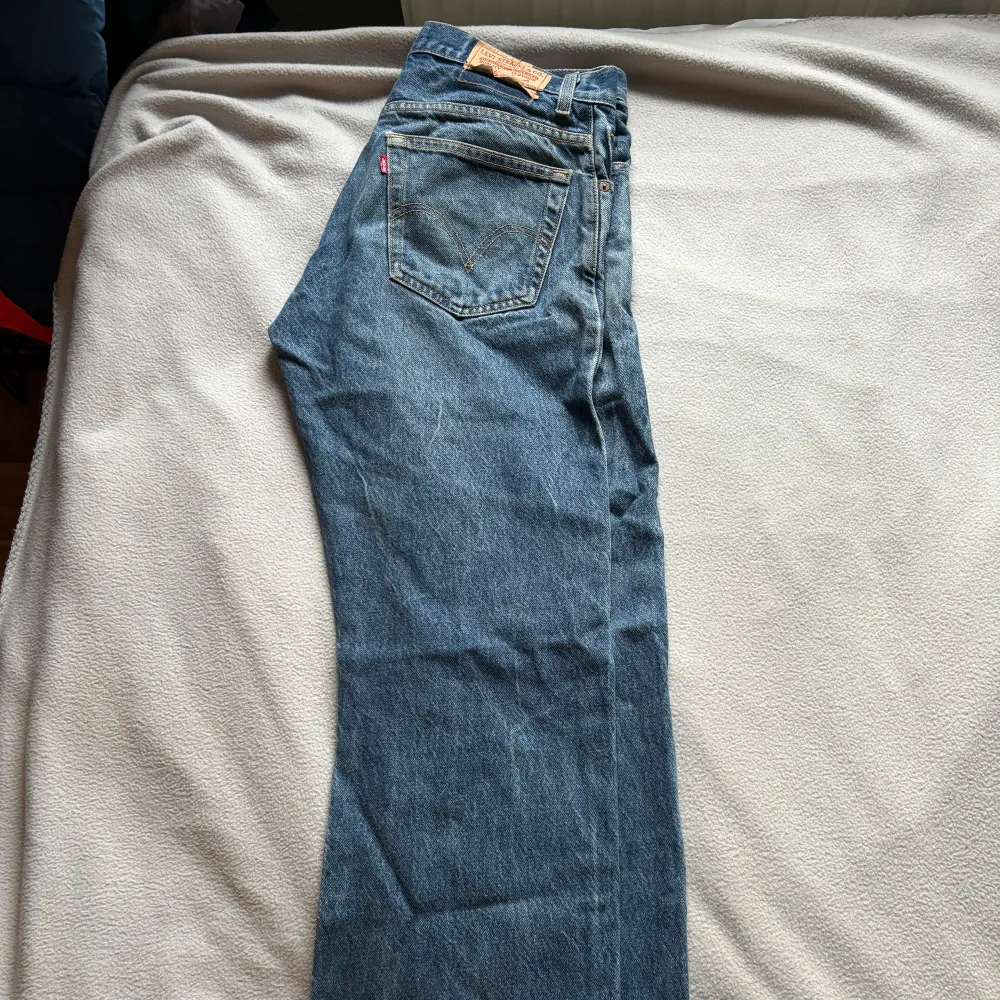 34x32, bootcut men sitter baggy hela vägen, lite slitning i slutet av byxan men tycker själv de snyggare. Riktigt najs wash på dom! Kan diskutera priset . Jeans & Byxor.