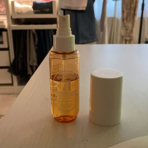 Sol de janerio - Body mist med ca 50ml kvar av 90ml. Luktar vanilj och kaka vilket passar bra till hösten och vintern !