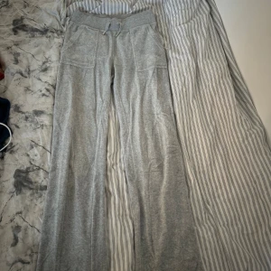 Juciy couture byxor - Ett par juciy couture byxor. Dem är lite missfärgade längst ner på byxan då den släpats i marken, annars är det inga defekter och är därför dem säljs så billigt💕 nypris 1199kr