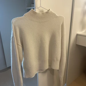 Stickad tröja - Skitsnygg stickad tröja från other stories, perfekt till höst 🍂💗🕯️!