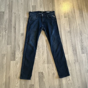 Replay jeans - Här säljer jag ett par Replay jeans i modellen anbass skick 9/10 nypris: runt 1000kr