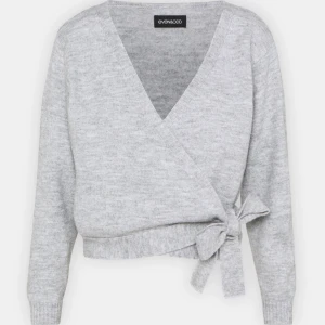 Omlott kofta  - Omlott kofta från even&odd köpte för en vecka sen aldrig använd då jag köpte fel storlek.Nypris 350