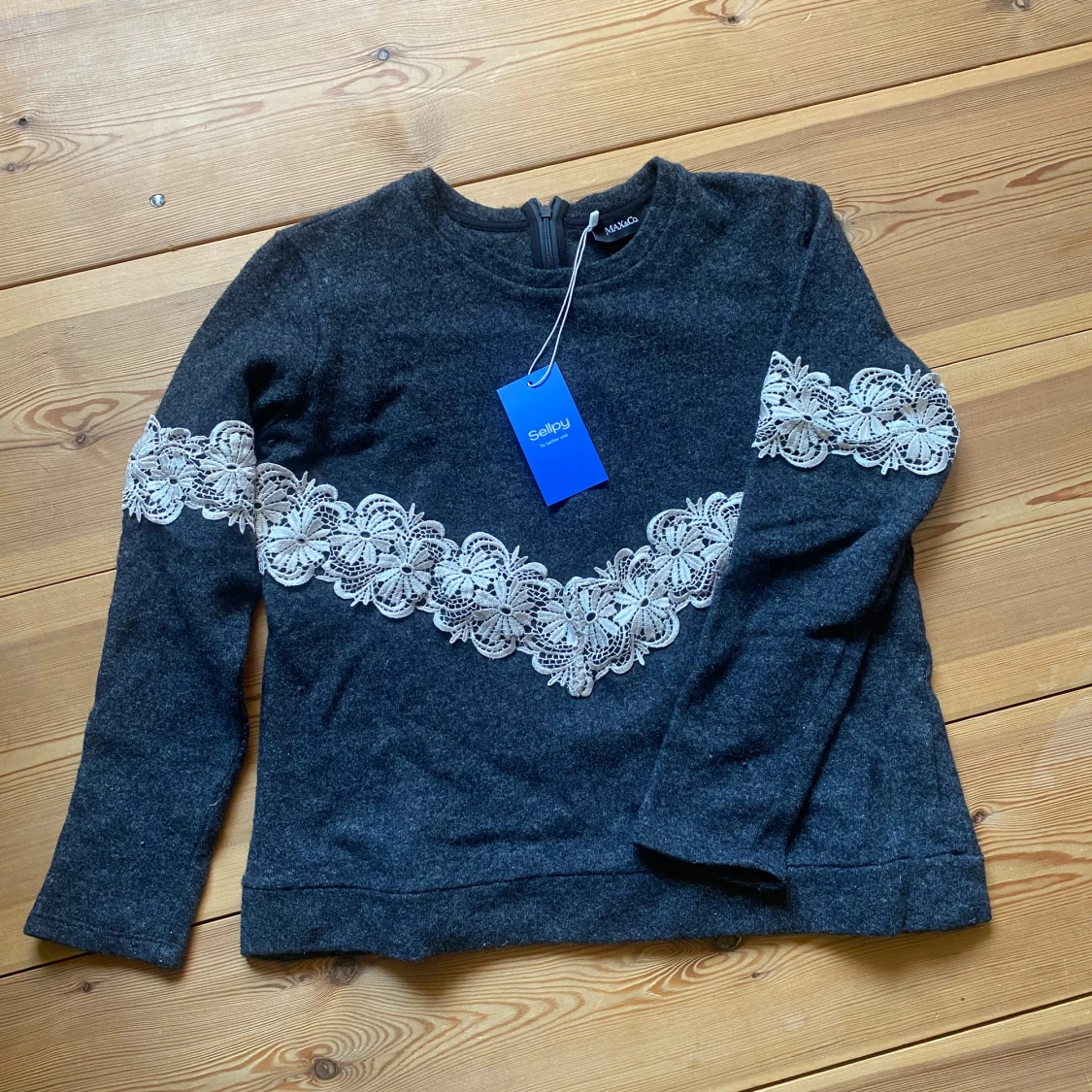 Grå tröja med spättsdetaljer  - 91