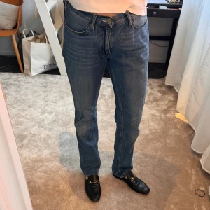 Acne Studios jeans - Acne Studios jeans i herrmodell storlek 31/32 men sitter som 28/32 i dam! Jeansen är mellanblå och lågmidjade!🩷