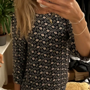 Super fin blus - Jätte fin blus😊 Fint skick, köp gärn vi köp nu, men skriv till mig först, skriv även om du har några frågor❤️