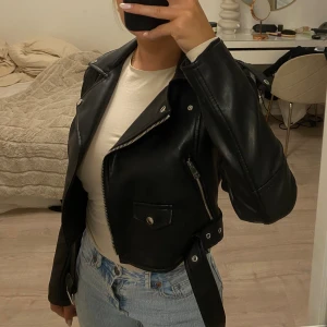 Svart skinnjacka  - Skinnjacka från pull&bear, ser inte alls billig ut som vissa skinnjackor kan göra då den har ett ”tyngre” material. Endast använd cirka tre gånger. 