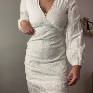 Blommig studentklänning  - Blommig studentklänning, adoore dupe, använd en gång så inga defekter💕