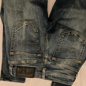 Jeans från tiger of sweden, köpta för ca 10 år sedan men knappt använda. Några små fläckar på framsidan men går säkert att få bort (har inte vågat testa). 