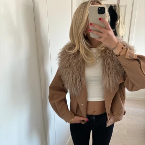 Kort kappa med pälskrage - Så sjukt snygg kort kappa/ trench med pälskrage i 100% fårpäls😍 sparsamt använd 