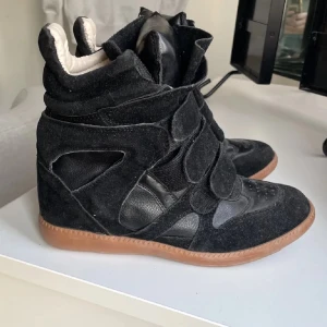 SÖKER ett par isabel marant liknadande skor!!! - ifall du har ett par för 400-500 o du vill sälja finns ja här!! 38 i fotstorlek o ja är hemskt glad om ni vill sälja ett par, vilken färg som helst!! 