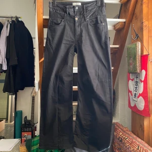 Baggy Flared Double Waist Jeans - Säljer mina handgjorda double waist baggy flared jeans. Storlek 32 eller 42cm i midjan, 109,5cm långa och 28,5cm i benöppningen. 183cm lång på bild 3 & 4. Hör av dig om du har några frågor!   Pris kan diskuteras!