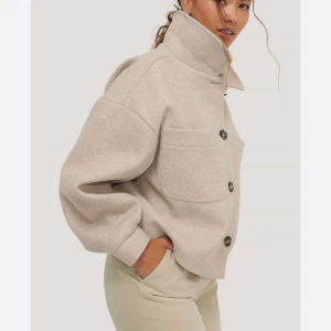 Beige kort kappa - Beige korta kappa ifrån NA-KD 