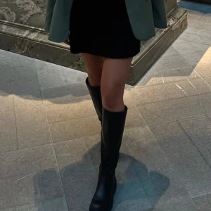 Stövlar  - Populära slutsålda stövlar från Ida Carlssons kollektion med nakd. Storlek 40, normala i storleken. Nypris 899;-🤍