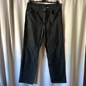 Svarta jeans - 90’s straight från hm högmidjade  Väl använda men inga deffekter 