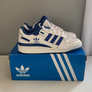 Adidas original  - Ett par sköna adidas forum classics. Använda men i väldigt bra skickt.