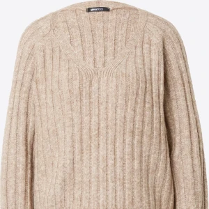 Stickad tröja  - Säljer 2 st stickade tröjor en i vit och beige för 200kr. Båda är i jättebra skick och använda fåtal gånger. 