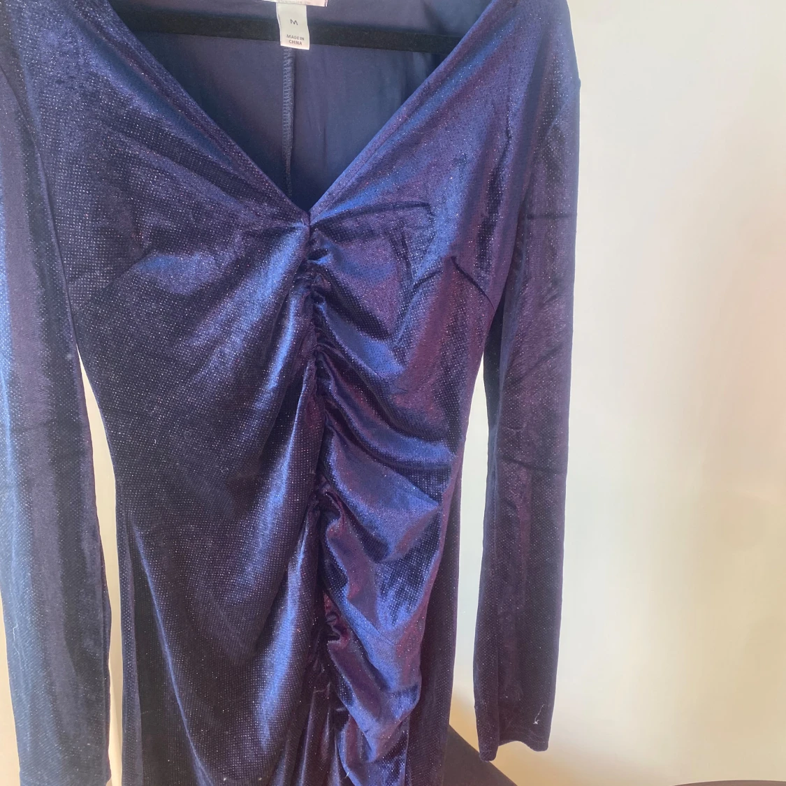 Mörkblå glittrig klänning