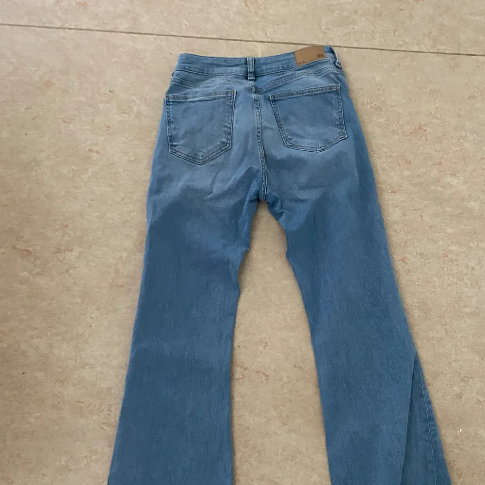 Säljer ett par lågmidjade blå jeans  med bootcut. De har  en bekväm passform. aldrig använts nyligen köpta.. Jeans & Byxor.