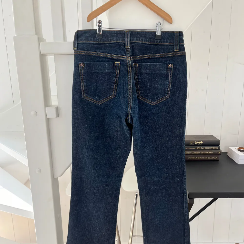 Ett par mörkblåa jeans i bra kvalite. Skulle säga storlek 38.. Jeans & Byxor.