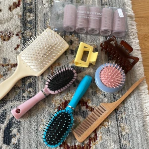 Blandade håraccesoarer - Lite gott och blandat håraccesoarer!! Föreslå gärna egna pris💓En stitch travel borste, en babyliss borste, träkam, stor borste, mm. Kan säljas separat! ⚠️Alla borstar tvättas såklart innan de säljes!!!⚠️