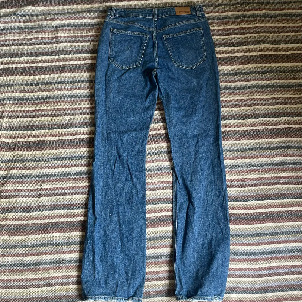 Helt nya köpta från Sellpy försmå i storleken de är storlek 40 men skulle säga 38. Jeans & Byxor.