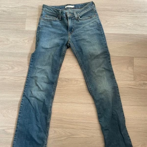 lågmidjade levis jeans - jättebra skick, bara provat en gång. säljer dom då jag råkade beställa fel storlek. bara skriv om ni har några frågor!