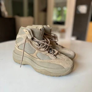 Yeezy Desert Boots ”rock” eu44 - Sällan använda, bra skick.  De är små i storleken så passar bäst om du har runt 43. Har du 44 borde det gå om du tar ut innersulan.