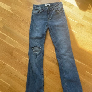 Jeans - Jeans med medelhög midja från Zara💗 Midjemått 34 cm Innerbenslängd 83 cm