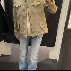 Lågmidjade jeans  - Assnygga Lågmidjade jeans från LTB. Säljer då de är för små tyvärr. Passar perfekt i längden på mig som är 163💗 Midjemått 34 cm Innerbenslängd 76 cm