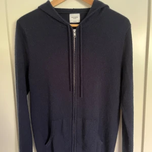 Kashmir hoodie säljes  - Tja, säljer nu min Kashmir hoodie från John Henric då den inte längre kommer till användning. Tröjan är i väldigt fint skick och är i storlek medium. 