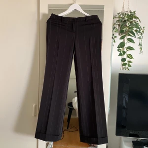 Lågmidjade kostymbyxor  - ❣️Otroligt snygga kostymbyxor från Terranova som jag tyvärr måste sälja då dem är för små för mig.  ❣️Helt oanvända i nyskick.  ❣️Mått: Innerbenslängd: 84cm. Midjemått: 37cm. 