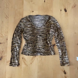 Tigermönstrad topp  - Leopard är ute tiger är inne 🐅 Perfekt festtopp till hösten med skönt, varmt och lite glansigt material 🐾