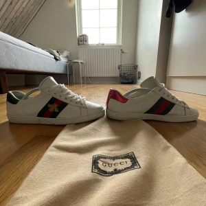 Gucci ace skor - Tjena nu säljer jag att par riktigt snygga Gucci ace skor i att riktigt bra skick 9/10 (självklart äkta) 👍🏼✅Box dusbag medföljer såklart 👍🏼✅(nypris ca 9000 mitt pris 2600) ✅men priset går att diskuteras)👍🏼skriv för fler bilder 👍🏼