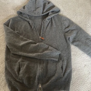 Kashmir hoodie - Tja säljer nu min sayless kashmir hoodie i väldigt bra skick, 2 dragkedjor, skick 9/10 kan dessvärre inte frakta via Plick men det sker spårbart via PostNord👍🏼