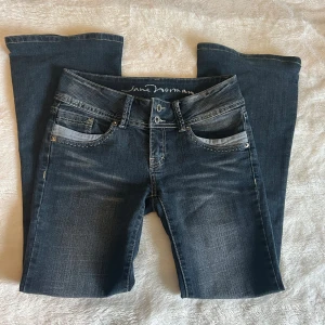 Mörkblå jeans med bootcut - Säljer ett par snygga mörkblå jeans från Jan Norman. Skriv privat vid frågor💓💓