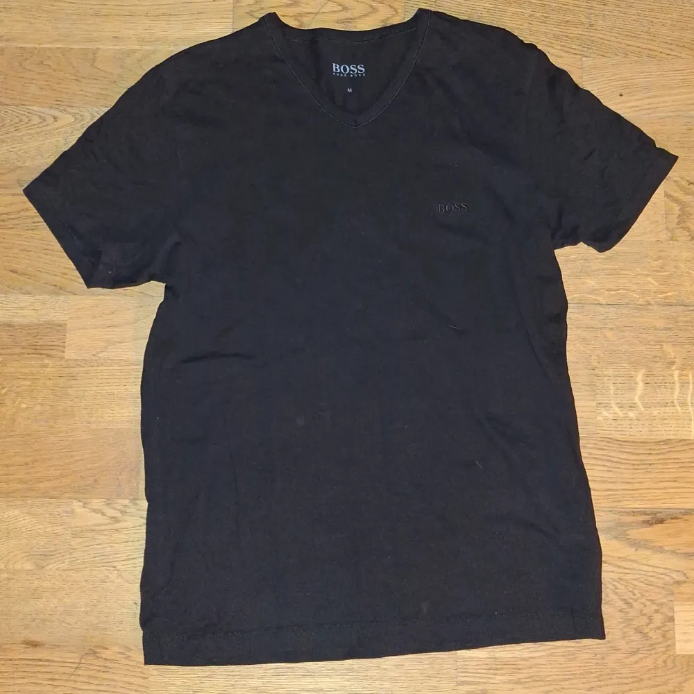 Svart hugo boss T-shirt QR kod finns Nyskick  Storlek M  Pris 30kr. T-shirts.