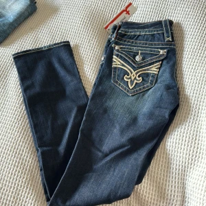 Rock revival jeans w26 - Rock revival jeans i w26. Bootcut och lågmidjade. Jag har tyvärr inga bilder med dem på eftersom att dem är för små.
