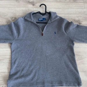 Ralph lauren half zip  - Säljer denna tvär feta Ralph lauren tröjan  då den inte passar mig , såklart är den äkta inga defekter förutom en liten fläck på höger armen men inget som märks av vid användning, nypris 1700, kontakta för mer bilder eller funderingar, 