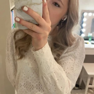 superfin vit blus - Jag säljer denna vita blusen håligt mönster från Vero Moda. Den är köpt för 399 kr och är endast använd 2-3 gånger, fortfarande i nyskick 💕🫶🏻