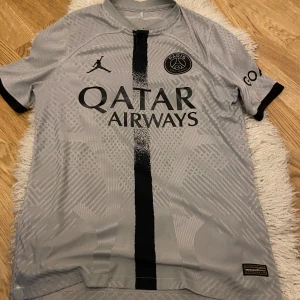 grå psg tröja - en grå psg t shirt som har använts ett par gånger, vid fler frågor tveka inte att höra av er